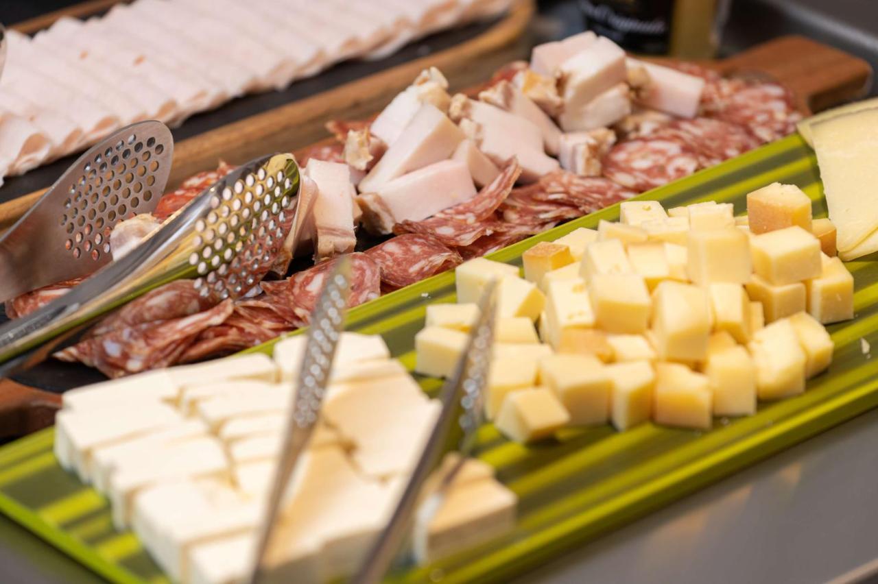 Radisson Blu Hotel, Cluj Exteriör bild A cheese platter