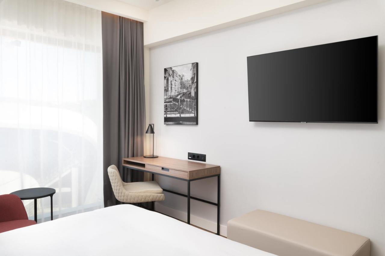 Radisson Blu Hotel, Cluj Exteriör bild A room at the hotel