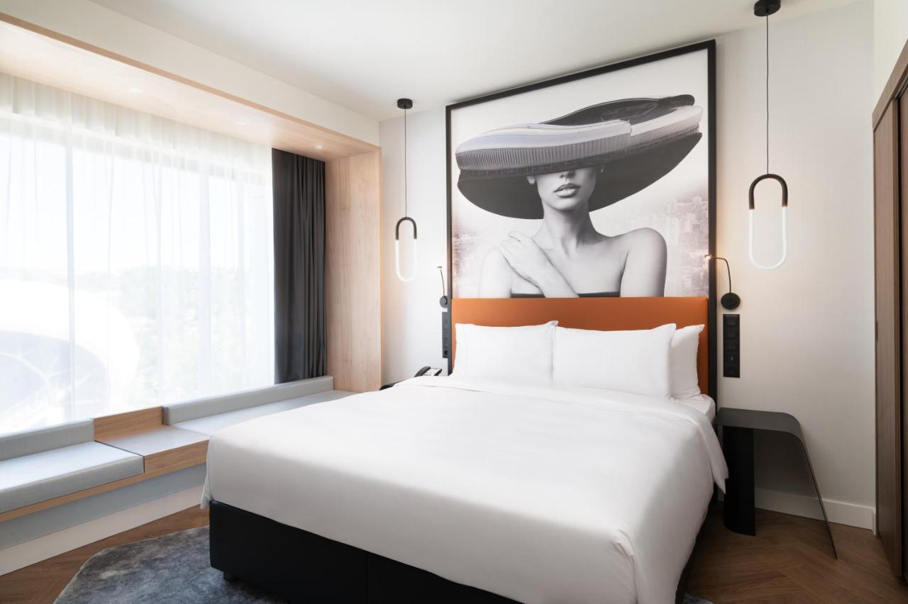 Radisson Blu Hotel, Cluj Exteriör bild A bedroom at the hotel