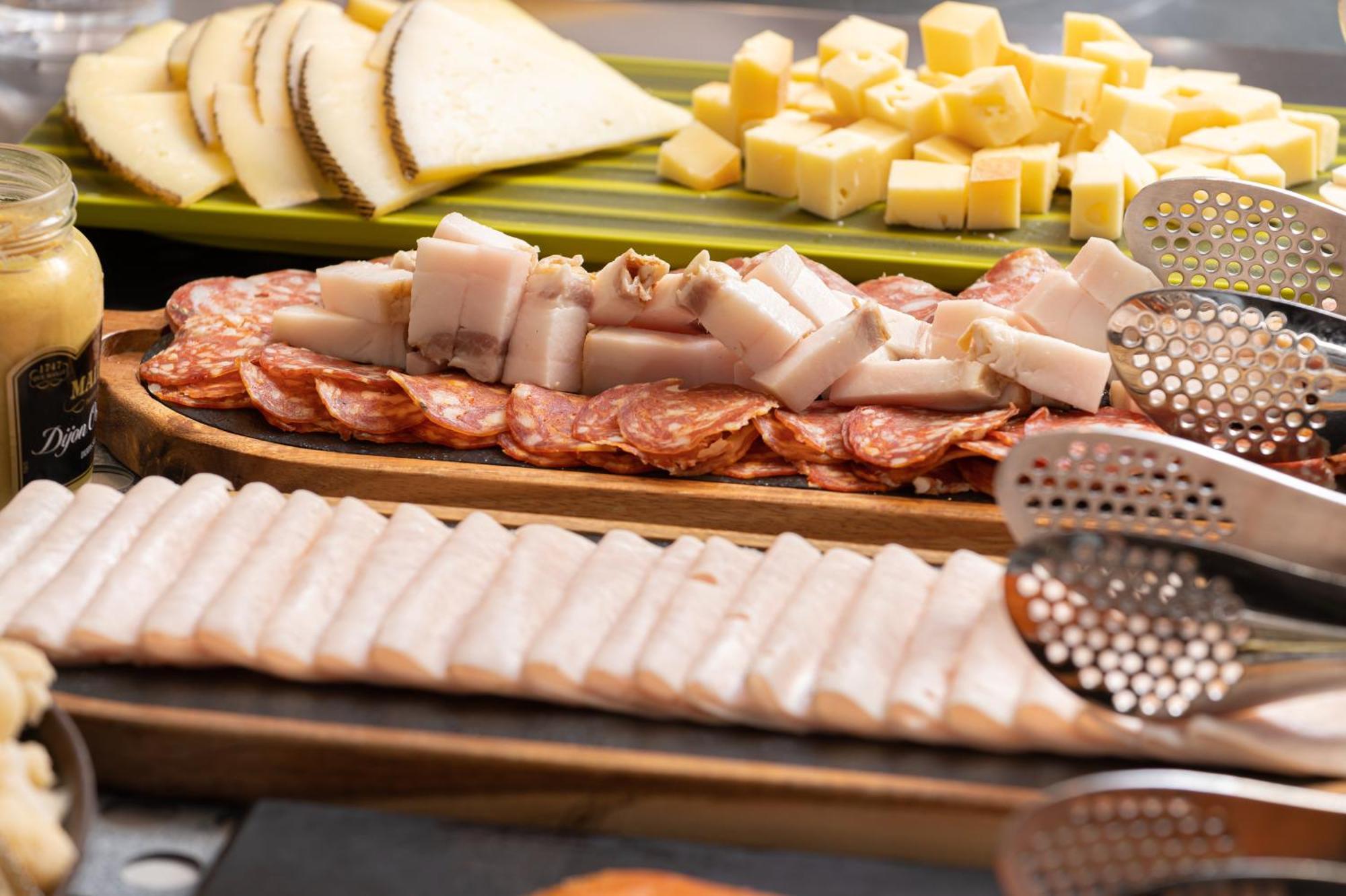 Radisson Blu Hotel, Cluj Exteriör bild Salami and cheese