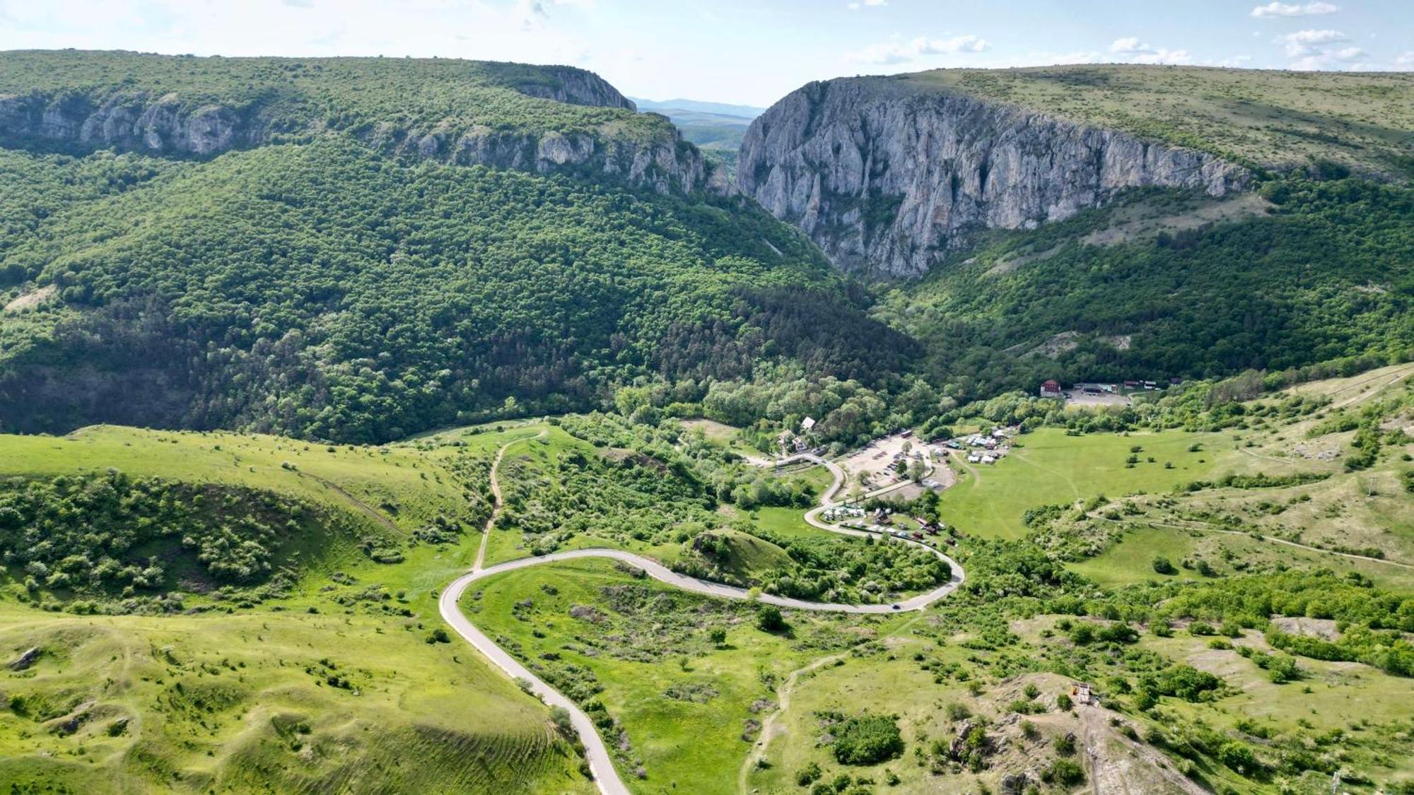 Radisson Blu Hotel, Cluj Exteriör bild The road through the gorge