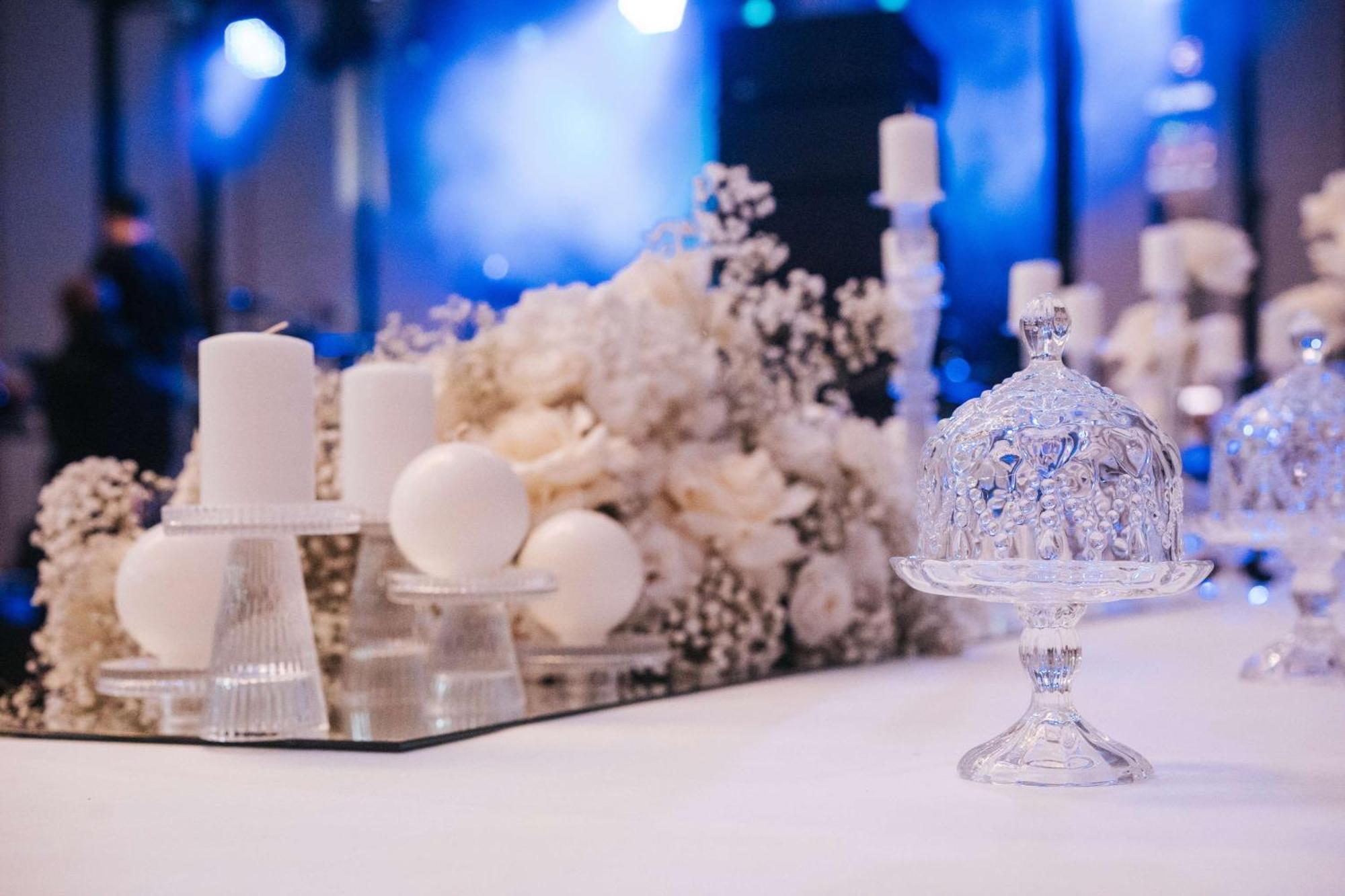 Radisson Blu Hotel, Cluj Exteriör bild A table decorated for a wedding
