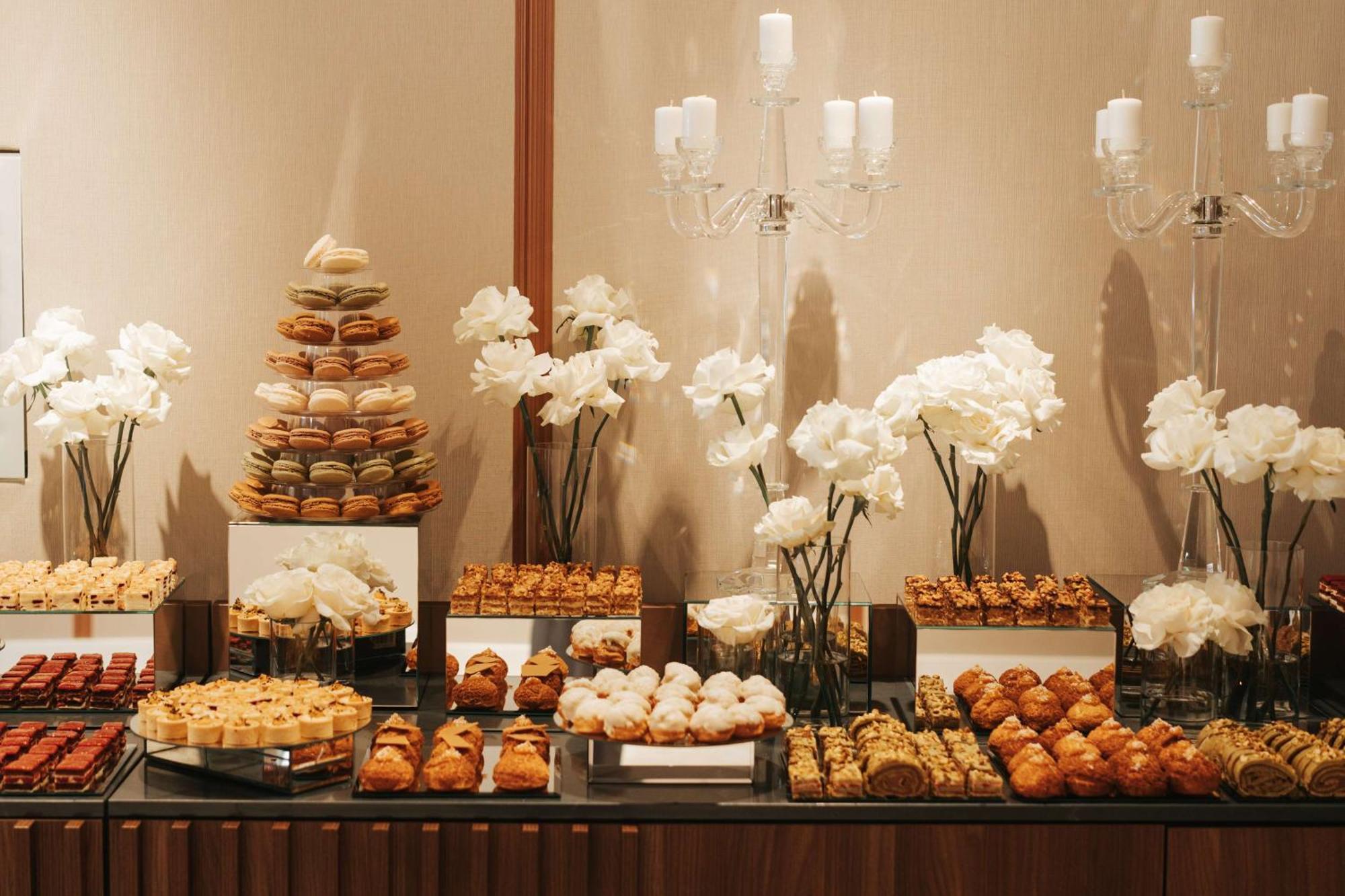 Radisson Blu Hotel, Cluj Exteriör bild A dessert table at a wedding
