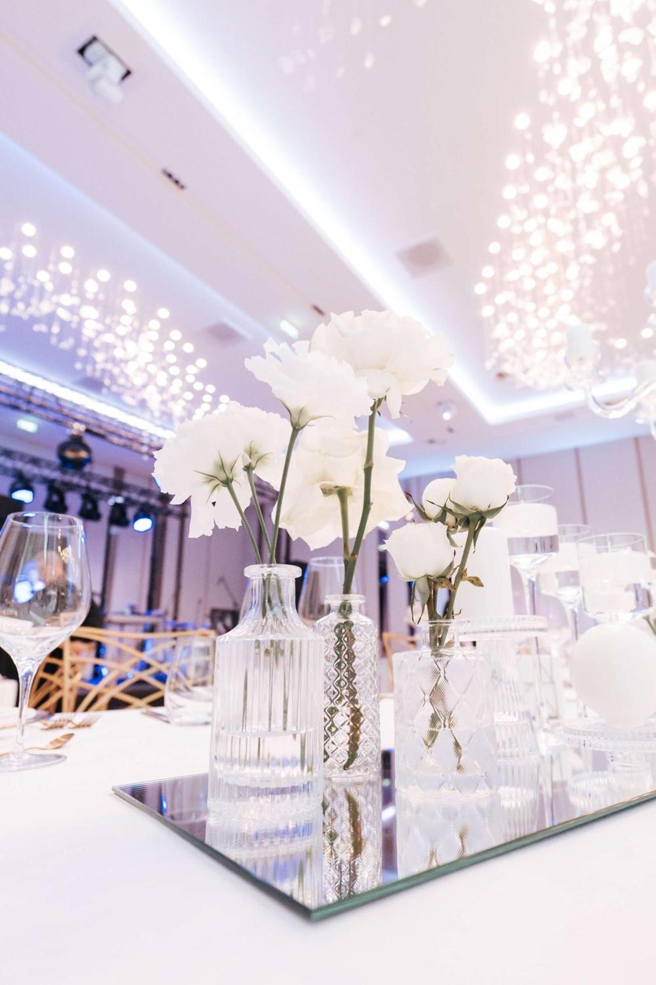 Radisson Blu Hotel, Cluj Exteriör bild The interior of the ballroom at the 2018 awards ceremony
