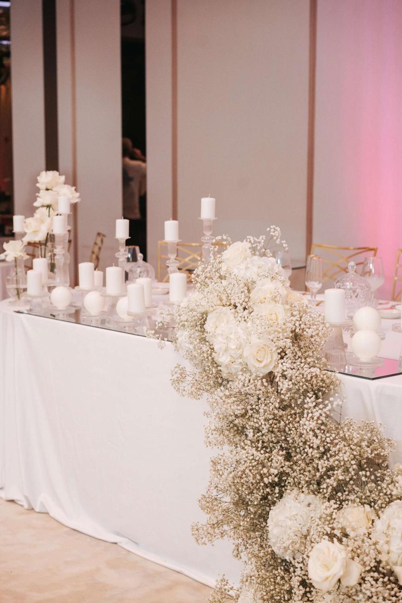Radisson Blu Hotel, Cluj Exteriör bild A table decorated with white flowers and candles